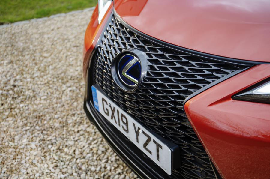 Детали экстерьера Lexus UX250h F-Sport 2019 года  (UK) (фото 11 из 40)